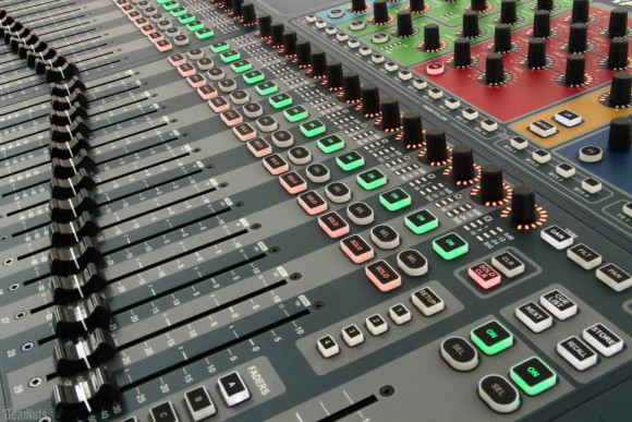 Soundcraft Si Expression 3 цифровой микшер, 32 мик/лин XLR входа, 16 XLR выходов Soundcraft Si Expression 3 цифровой микшер, 32 мик/лин XLR входа, 16 XLR выходов